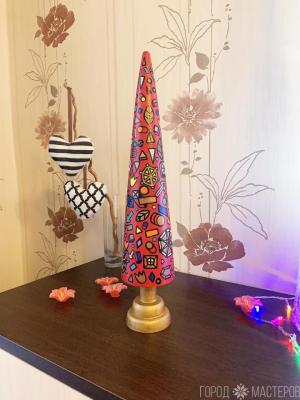 Деревянная расписная ёлочка.