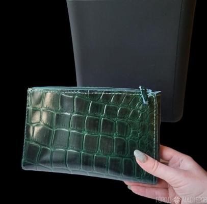 Косметичка зеленая лаковая из настоящей кожи
