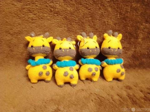 Вязаные брелочки жирафики 11-14 см.Ручная работа