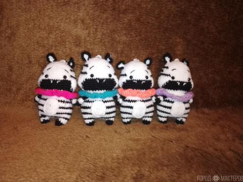 Вязаные брелочки зебры 10-13 см.Ручная работа