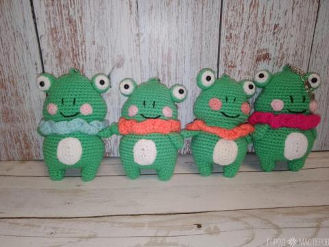 Вязаные брелочки лягушата10-13 см.Ручная работа - 5