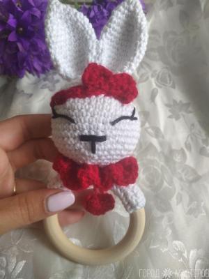 Игрушка-погремушка зайчик.