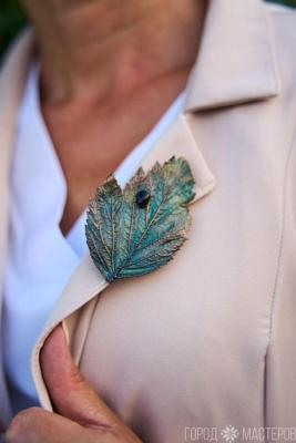 медная брошь