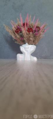 Декор из гипса и сухоцветов.