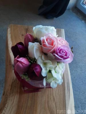 Букет из мыльных цветов в шляпной коробке