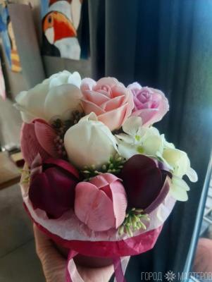 Букет из мыльных цветов в шляпной коробке - 5