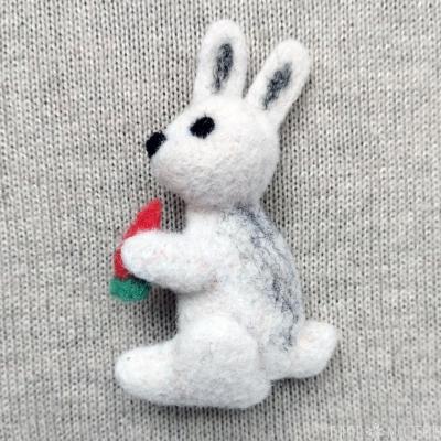 Брошь из войлока "Кролик"