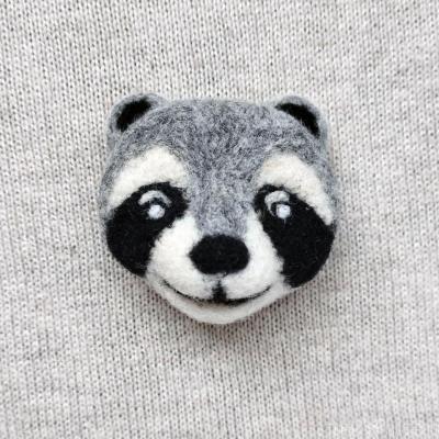 Брошь из войлока "Енот".