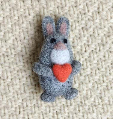 Брошь из войлока "Зайчик с сердечком".