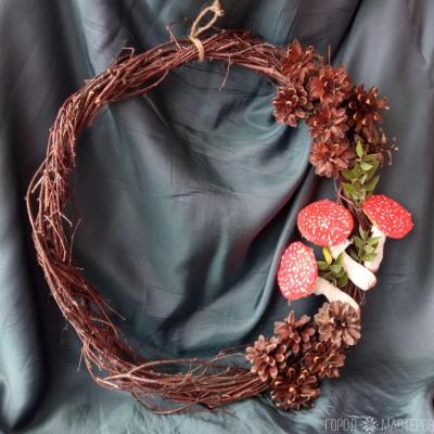 Новогодний рождественский венок с мухоморами