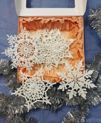 Набор новогодних снежинок, 10 шт. Диаметр 12 - 14 см.