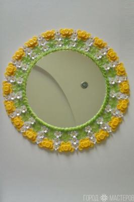 Зеркало инкрустировано пуговичками и стразами
