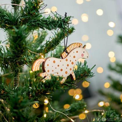 Деревянная елочная игрушка с ручной росписью