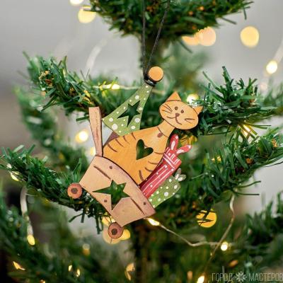 Деревянная елочная игрушка с ручной росписью