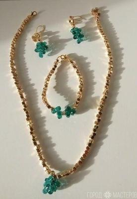 Комплект бижутерии (колье , браслет, серьги)