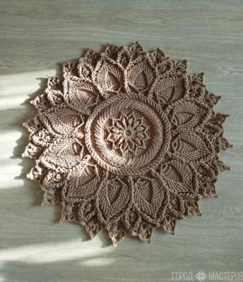 Рельефный ковер из полиэфирного шнура. Диаметр 85 см.