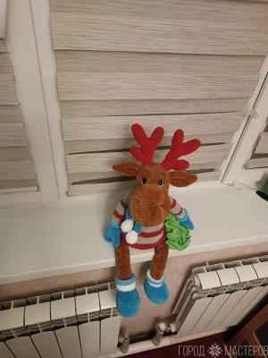 Новогодний вязанный большой олень