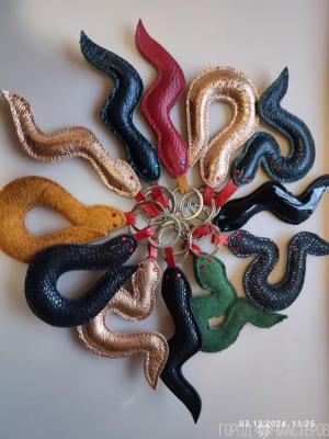 Брелок змейка из натуральной кожи