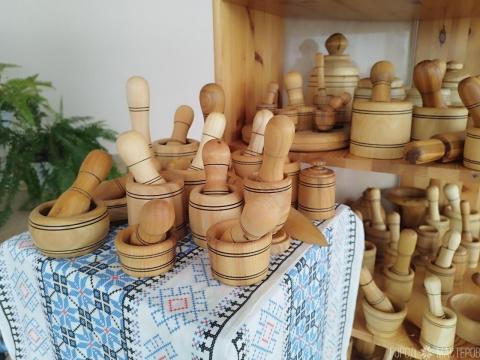 Ступки, бочонки, рюмки, бокалы, блюдца, солонки, толкачики.