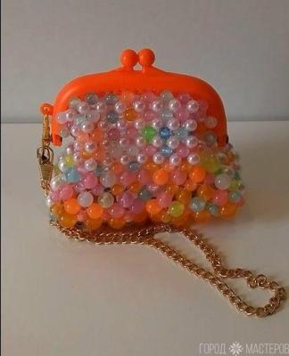 DIY- СУМОЧКА - КОШЕЛЁК ИЗ БУСИН на фермуаре из светящихся в темноте бусин и жемчужных бусин - 2