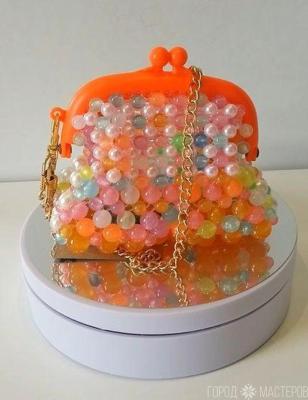 DIY- СУМОЧКА - КОШЕЛЁК ИЗ БУСИН на фермуаре из светящихся в темноте бусин и жемчужных бусин - 3