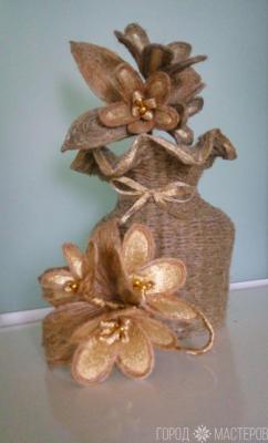 Креативная ваза  из джута с букетом цветов из джута. - 3