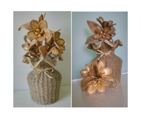 Креативная ваза  из джута с букетом цветов из джута.