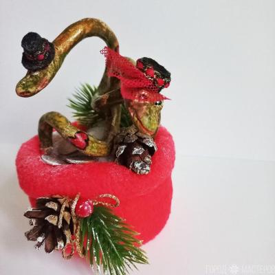 Символ года - влюбленная пара змеек - 4