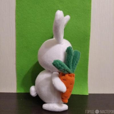 Заяц с морковкой. - 2