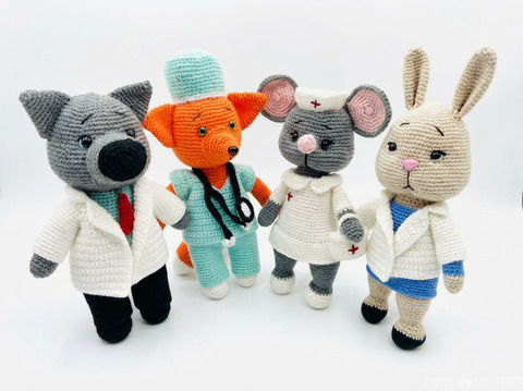 Вязаные игрушки-звери-медики — мишки, лис, волк, мышка,  зайка в медицинских образах - 4