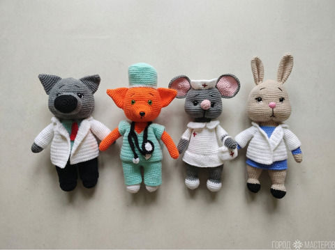 Вязаные игрушки-звери-медики — мишки, лис, волк, мышка,  зайка в медицинских образах - 6