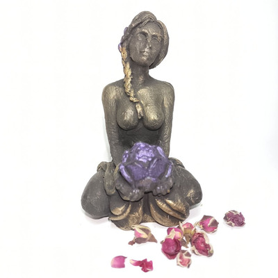 Девушка в Медитации с Лотосом