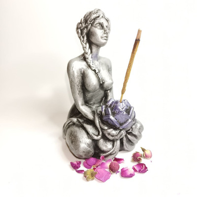 Девушка в Медитации с Лотосом - 2