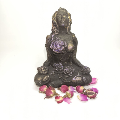 Девушка с Розами в Медитации Алтарная статуэтка