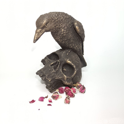 Ворон на Черепе  Алтарная статуэтка