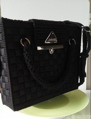 Сумочка под "Prada" на канве чёрная с красной подкладкой.(р-р смотрите описание ручной работы в - 4