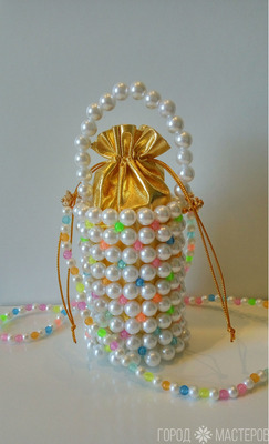 DIY-  Клатч из жемчужных бусин и бусин светящихся в темноте разноцветных. См видео в описании