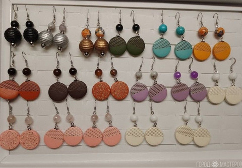 СЕРЬГИ С НАТУРАЛЬНЫМИ КАМНЯМИ И ДЕРЕВЯННЫМИ КРУГЛЫМИ ШАРМАМИ
