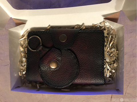 Подарочный набор: обложка для паспорта и брелок-монетница