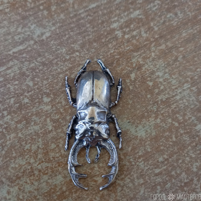 Жук из бронзы