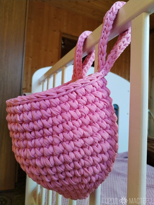 Подвесная вязаная корзина
