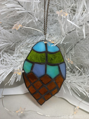 Новогодние игрушки из витражного стекла выполнены в технике Тиффани - шишки