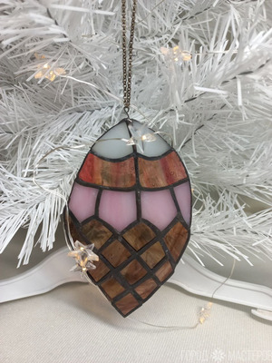 Новогодние игрушки из витражного стекла выполнены в технике Тиффани - шишки - 3