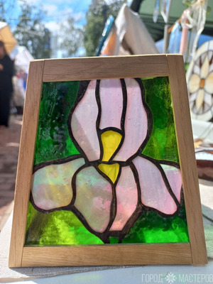 Светильник "Ирисы" 🌷из витражного стекла выполнен в технике Тиффани
