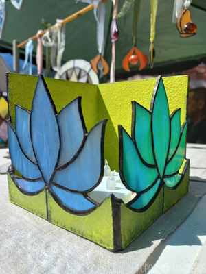 Светильник "Лотосы" 🪷 из витражного стекла выполнен в технике Тиффани