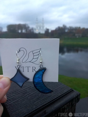 Асимметричные серьги из витражного стекла выполнены в технике Тиффани