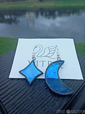 Асимметричные серьги из витражного стекла выполнены в технике Тиффани - 2