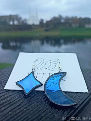 Асимметричные серьги из витражного стекла выполнены в технике Тиффани - 3