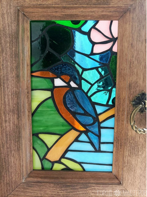 Ключница деревянная с витражом выполненным в технике Тиффани "Зяблик"