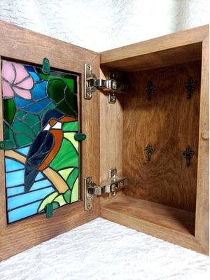 Ключница деревянная с витражом выполненным в технике Тиффани "Зяблик" - 3